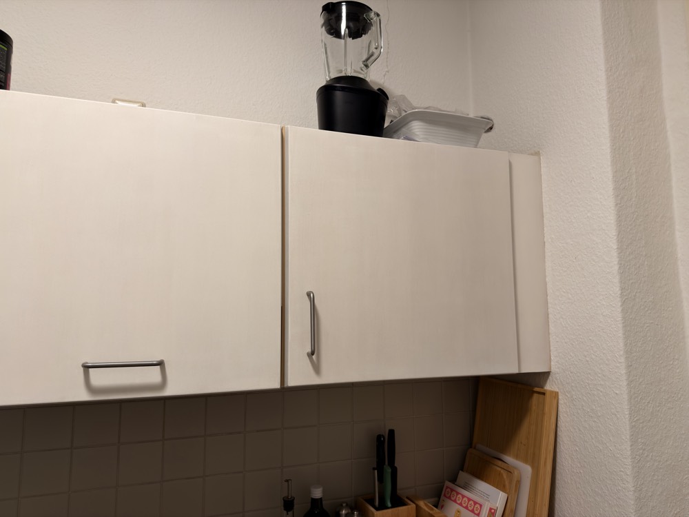 Hängeschränke in der Küche, das Futter ist im rechten Schrank